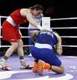 Kellie Harrington ao lado de Bia Ferreira, após derrotar a brasileira  Foto: REUTERS/Peter Cziborra