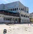 Pessoas observam local de atentado suicida em Mogadishu, Somália  Foto: EPA / BBC News Brasil