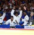 Equipe mista de judô do Brasil comemora medalha de bronze na Olimpíada de Paris  Foto: REUTERS/Kim Kyung-Hoon