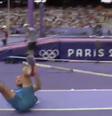 Atleta não consegue passar da barra no salto com vara e cai de costas no chão  Foto: Reprodução/Globo