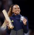 Medalhista de prata, a brasileira Rebeca Andrade comemora conquista em Paris  Foto: REUTERS/Amanda Perobelli