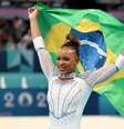 Rebeca Andrade comemora após ganhar medalha de prata em Paris  Foto: REUTERS/Mike Blake