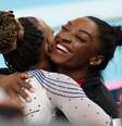 Rebeca Andrade abraça Simone Biles após se apresentar na final da ginástica na Olimpíada de Paris  Foto: REUTERS/Mike Blake