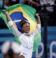 Rebeca Andrade comemora com a bandeira do Brasil após ganhar a prata na ginástica  Foto: REUTERS/Amanda Perobelli