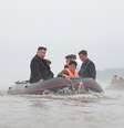 O líder norte-coreano Kim Jong Un e o premiê Kim Tok H un visitam uma área afetada por enchentes perto da fronteira com a China, na província de Pyongan do Norte, Coreia do Norte  Foto: KCNA/Reuters