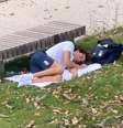 Thomas Ceccon deitou e dormiu no gramado em Paris  Foto: Reprodução/Redes sociais