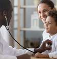A coqueluche é uma doença que costuma atingir, na maioria das vezes, as crianças  Foto: fizkes | Shutterstock / Portal EdiCase