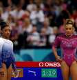 Rebeca Andrade e Simone Biles na final da trave em Paris  Foto: Hannah McKay