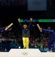 A medalhista de ouro Rebeca Andrade no pódio sendo reverenciada   Foto: REUTERS/Hannah Mckay