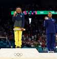 Medalhista de ouro Rebeca Andrade, do Brasil, comemora no pódio com a medalhista de prata Simone Biles, dos EUA, e a medalhista de bronze, Jordan Chiles, também dos EUA  Foto: REUTERS/Hannah Mckay