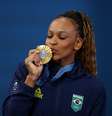 Rebeca Andrade com medalha de ouro conquistada no solo da ginástica  Foto: REUTERS/Hannah Mckay