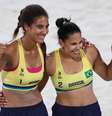Ana Patrícia e Duda vencem Japão e avançam às quartas do vôlei de praia  Foto: Louisa Gouliamaki/Reuters