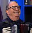 A versatilidade musical e o bom humor foram marcas registradas de Caçulinha na TV  Foto: Reprodução/TV