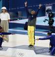 Rebeca Andrade comemora no pódio ao lado de Simone Biles e Jordan Chiles  Foto: REUTERS/Peter Cziborra