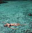 mulher branca flutuando no mar  Foto: Getty Images / BBC News Brasil