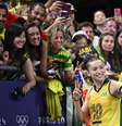 Gabriela Braga Guimaraes tira foto com torcida após classificação do Brasil no vôlei feminino  Foto: REUTERS/Annegret Hilse