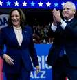 Tim Walz estreia ao lado de Kamala Harris no primeiro evento de campanha juntos; vice passou a chamar atenção na imprensa americana com comentários jocosos sobre republicanos  Foto: DW / Deutsche Welle