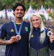 Gabriel Medina e Tatiana mostram as medalhas conquistadas nos Jogos Olímpicos  Foto: William LucasqCOB