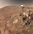 Uma selfie que o rover Perseverance da Nasa tirou de si mesmo enquanto estava ao lado de seu espaço de trabalho - uma rocha chamada Cheyava Falls.  Foto: Divulgação/NASA/JPL-Caltech/MSSS / Estadão