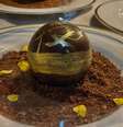 Esfera de chocolate com entremet de coco e manga e calda de chocolate  Foto: Efraim Lucas | Grupo PHD Eventos / Portal EdiCase