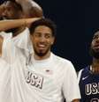 LeBron pressiona o machucado para estancar o sangue  Foto: Evelyn Hockstein / Reuters
