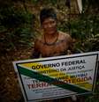 Cacique Juarez Saw, da aldeia Sawré Muybu, com placa para demarcação de território em Itaiatuba, no Pará  Foto: REUTERS/Adriano Machado