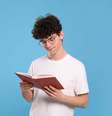 Livros juvenis trazem experiências e percepções que enriquecem o repertório para a redação  Foto: New Africa | Shutterstock / Portal EdiCase