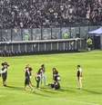 Torcedor sofre lesão em ação realizada no intervalo do jogo em São Januário –  Foto: Reprodução / @GuiggaTomaz / Jogada10