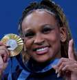 Rebeca Andrade mostra medalha de ouro conquistada no solo durante a Olimpíada Paris 2024
05/08/2024 REUTERS/Amanda Perobelli  Foto: Reuters