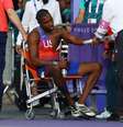 Noah Lyles deixou o local usando cadeira de rodas  Foto: REUTERS/Kai Pfaffenbach