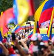 Protesto contra a eleição na Venezuela acontece na Colômbia, entre cidadãos do país vizinho  Foto: REUTERS/Juan David Duque