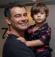 O ator Carmo Dalla Vecchia e o filho Pedro, de quatro anos  Foto: Reprodução/Instagram/carmodallavecchia 