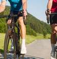 Pedalar pode ajudar a melhorar o quadro de artrose  Foto: Shutterstock / Alto Astral