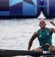 Isaquias Queiroz comemorando sua medalha na canoagem em Paris.  Foto: Isaquias Queiroz comemorando sua medalha na canoagem em Paris.  Alexandre Loureiro/ COB / Olimpíada Todo Dia