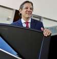 Ministro da Fazenda, Fernando Haddad, na porta do ministério, em Brasília
28/12/2023
REUTERS/Ueslei Marcelino  Foto: Reuters