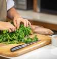 Cheiro-verde: um dos ingredientes que havia na sacola surpresa, que foi entregue tanto para o chef Onildo Rocha quanto para a sua filha, Ana Luiza  Foto: Daniel Teixeira/Estadão / Estadão