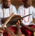 A Mãe e o Pai de Santo são os líderes espirituais responsáveis por conduzir as práticas e rituais da religião  Foto: Imagem de freepik