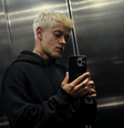 Em 2021, Nick lançou a música “Sol no Peito”, uma canção que reflete sobre sua própria transição e a de muitas pessoas trans  Foto: Reprodução: Instagram/nickcruz