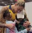Thaisa recebeu o carinho de Rebeca e Rayssa após derrota para os EUA na semifinal  Foto: Reprodução/Instagram/Time Brasil