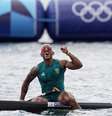 Isaquias Queiroz celebra medalha de prata na canoagem  Foto: Alexandre Loureiro/COB