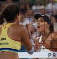 Ana Patrícia discute com adversária na final do vôlei de praia  Foto: REUTERS/Esa Alexander