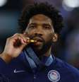 Embiid é vaiado novamente e provoca torcida francesa no pódio; veja  Foto: Reprodução/Reuters