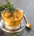 Chá de alecrim com pimenta-caiena  Foto: Pixel-Shot | Shutterstock / Portal EdiCase
