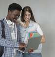 Estudantes com laptop representando como escolher faculdade.   Foto: https://www.freepik.com/free-photo/students-with-laptop-medium-shot_13819167.htm#fromView=search&page=1&position=1&uuid=653ceee6-20d6-4a77-a509-e0b1f3f6a155 / Freepik