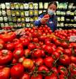 Consumidora analisa tomates em mercado em Nova York
10/03/2022 REUTERS/Carlo Allegri  Foto: Reuters