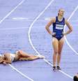 Atletas exaustas deitadas na pista após competir no heptatlo feminino nos Jogos Olímpicos de Paris 2024   Foto: Patrick Smith/Getty Images / BBC News Brasil