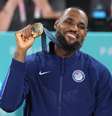 LeBron recebendo a medalha de ouro em Paris   Foto: GettyImages / Getty Images