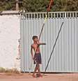 O jovem Moisés treinando com uma vara de madeira no quintal de casa  Foto: Reprodução/Instagram