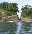 Entre as duas metades da ilha, existe uma pequena faixa de areia de 40 metros de extensão e pouco menos que 5 metros de largura  Foto: Reprodução/Curiosidades de Ubatuba