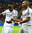 Vini Jr. e Mbappé celebram gol que decretou vitória do Real Madrid sobre a Atalanta  Foto: Getty Images
